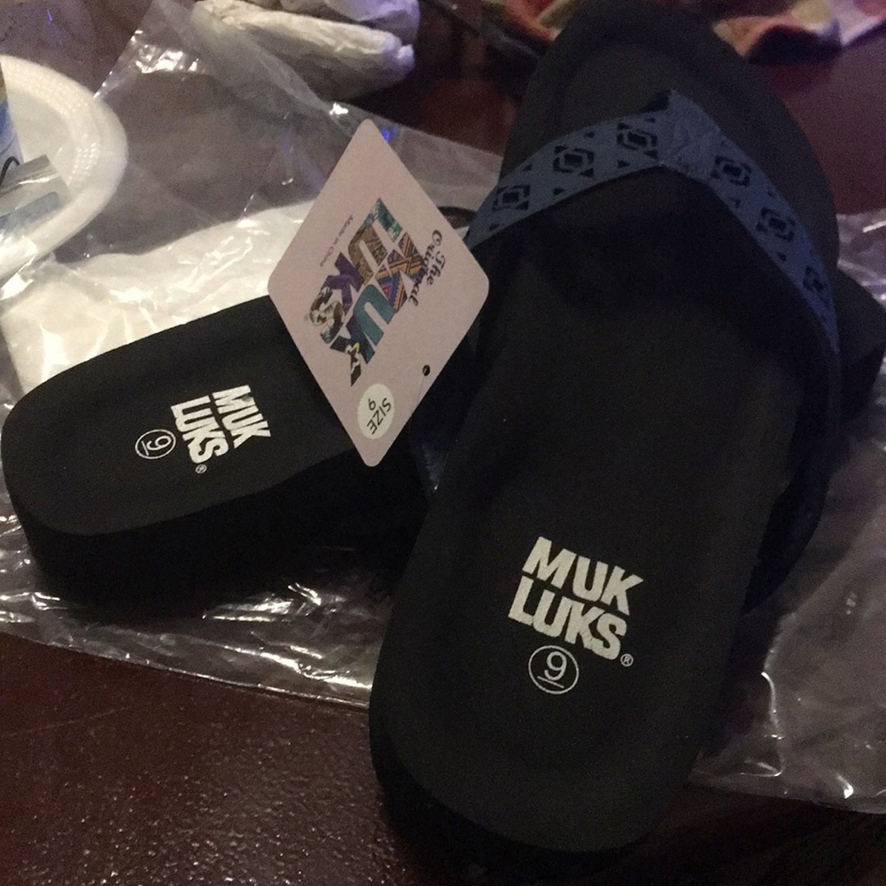 MUK LUKS Sandal - Picture 4 of 4